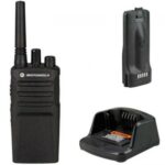 MOTOROLA XT420 NON-DISPLAY UHF BUSINESS RADIO C/W CHARGER